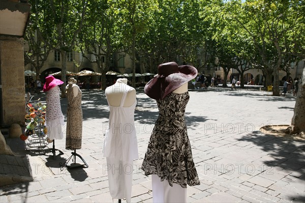 France, languedoc roussillon, gard, uzes, place aux herbes, commerce, chapeau, robes, habitat traditionnel,