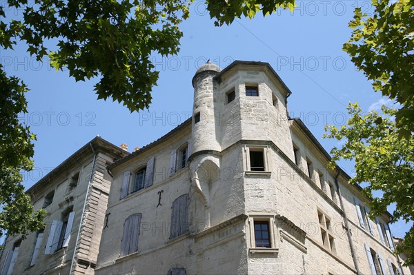 France, languedoc roussillon, gard, uzes, place aux herbes, maison, tour, tourelle, habitat traditionnel,