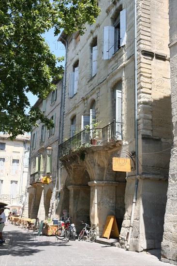 France, languedoc roussillon, gard, uzes, place aux herbes, maison, arcades,