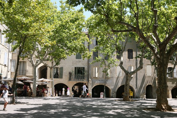 France, languedoc roussillon, gard, uzes, place aux herbes, maison, arcades,