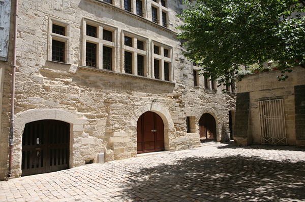 France, languedoc roussillon, gard, uzes, place aux herbes, maison, arcades, paves,