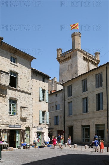 France, languedoc roussillon, gard, uzes, place dampmartin, maison, habitat traditionnel, tour, donjon,