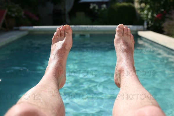 France, languedoc roussillon, gard, vacances, piscine, villa, loisirs, famille, baignade, securite, location, sport, natation, jambes, doigts de pied en eventail, farniente,