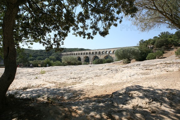 France, languedoc roussillon, gard, site du pont du gard, grand site, paysage, aqueduc romain, riviere le gardon, arches,