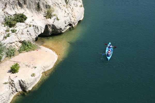 France, languedoc roussillon, gard, site du pont du gard, grand site, paysage, aqueduc romain, riviere le gardon, arches, canoe kayak sur la riviere