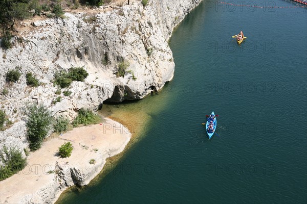 France, languedoc roussillon, gard, site du pont du gard, grand site, paysage, aqueduc romain, riviere le gardon, arches, canoe kayak sur la riviere