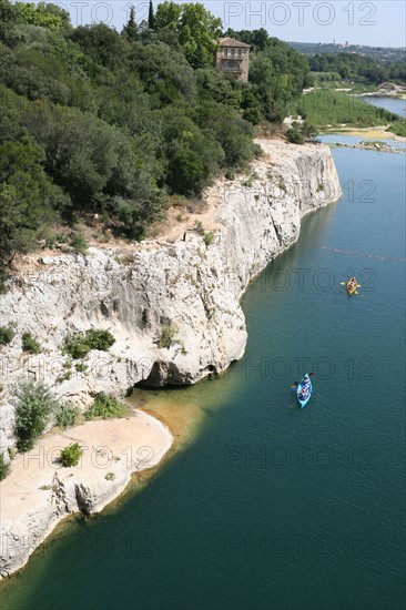 France, languedoc roussillon, gard, site du pont du gard, grand site, paysage, aqueduc romain, riviere le gardon, arches, canoe kayak sur la riviere