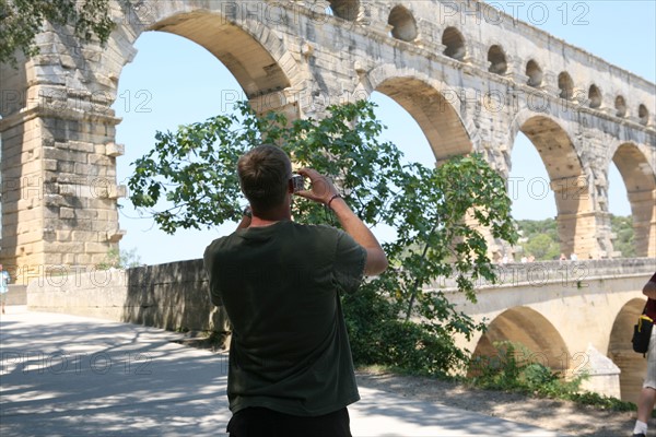 France, languedoc roussillon, gard, site du pont du gard, grand site, paysage, aqueduc romain, riviere le gardon, arches, photo souvenir,