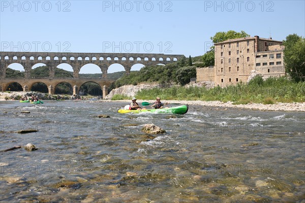 France, languedoc roussillon, gard, site du pont du gard, grand site, paysage, aqueduc romain, riviere le gardon, arches, canoe kayak sur la riviere