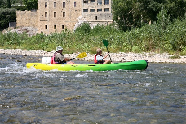 France, languedoc roussillon, gard, site du pont du gard, grand site, paysage, aqueduc romain, riviere le gardon, arches, canoe kayak sur la riviere