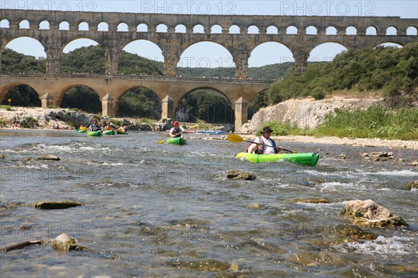 France, languedoc roussillon, gard, site du pont du gard, grand site, paysage, aqueduc romain, riviere le gardon, arches, canoe kayak sur la riviere