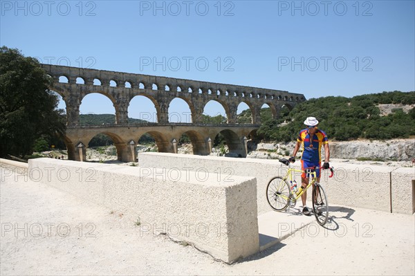 France, languedoc roussillon, gard, site du pont du gard, grand site, paysage, aqueduc romain, riviere le gardon, arches, cyclotourisme, velo,