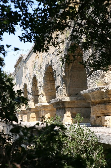 France, languedoc roussillon, gard, site du pont du gard, grand site, paysage, aqueduc romain, riviere le gardon, arches, vue d'en haut,