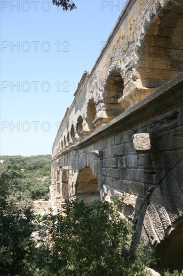 France, languedoc roussillon, gard, site du pont du gard, grand site, paysage, aqueduc romain, riviere le gardon, arches, vue d'en haut,
