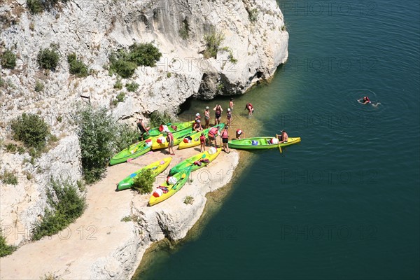 France, languedoc roussillon, gard, site du pont du gard, grand site, paysage, aqueduc romain, riviere le gardon, arches, canoe kayak sur la riviere,