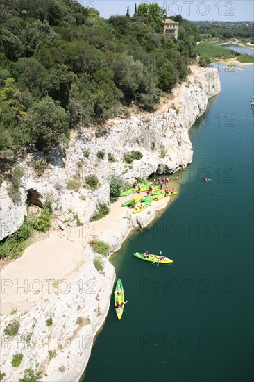 France, languedoc roussillon, gard, site du pont du gard, grand site, paysage, aqueduc romain, riviere le gardon, arches, canoe kayak sur la riviere,