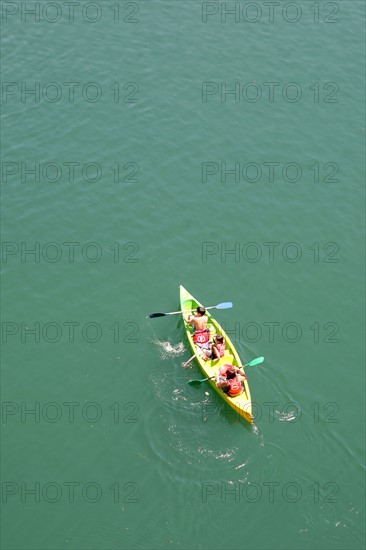 France, languedoc roussillon, gard, site du pont du gard, grand site, paysage, aqueduc romain, riviere le gardon, arches, canoe kayak sur la riviere,