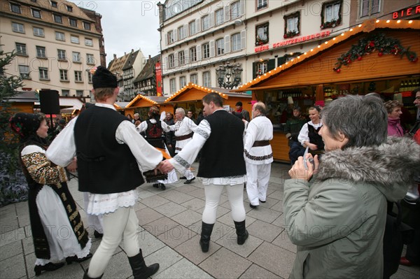 France, alsace, bas rhin, strasbourg, marche de Noel 2006, festivites, decor, sapin, boules, guirlandes, arbre de noel, vin chaud, danse, ambiance, hiver,