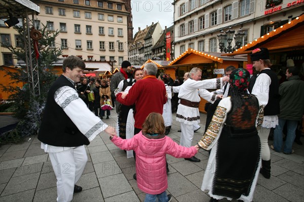 France, alsace, bas rhin, strasbourg, marche de Noel 2006, festivites, decor, sapin, boules, guirlandes, arbre de noel, vin chaud, danse, ambiance, hiver,