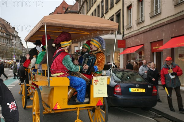 France, alsace, bas rhin, strasbourg, marche de Noel 2006, festivites, decor, sapin, boules, guirlandes, arbre de noel, caleche, cheval, ambiance, hiver,