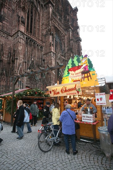 France, alsace, bas rhin, strasbourg, cathedrale, parvis, marche de Noel 2006, festivites, decor, sapin, boules, guirlandes, arbre de noel, commerce, ambiance, hiver, vin chaud, fete, tradition,