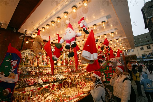 France, alsace, bas rhin, strasbourg, marche de Noel 2006, festivites, decor, sapin, boules, guirlandes, arbre de noel, commerce, ambiance, hiver, vin chaud, fete, tradition,