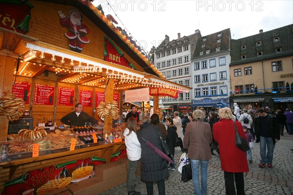 France, alsace, bas rhin, strasbourg, marche de Noel 2006, festivites, decor, sapin, boules, guirlandes, arbre de noel, commerce, ambiance, hiver, vin chaud, fete, tradition,