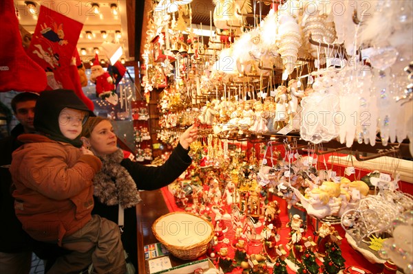 France, alsace, bas rhin, strasbourg, marche de Noel 2006, festivites, decor, sapin, boules, guirlandes, arbre de noel, commerce, ambiance, hiver, vin chaud, fete, tradition,