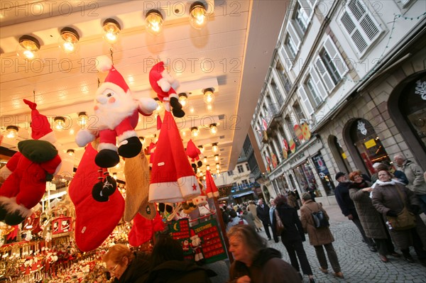 France, alsace, bas rhin, strasbourg, marche de Noel 2006, festivites, decor, sapin, boules, guirlandes, arbre de noel, commerce, ambiance, hiver, vin chaud, fete, tradition,