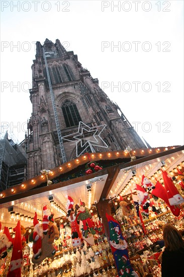 France, alsace, bas rhin, strasbourg, cathedrale, parvis, marche de Noel 2006, festivites, decor, sapin, boules, guirlandes, arbre de noel, commerce, ambiance, hiver, vin chaud, fete, tradition,