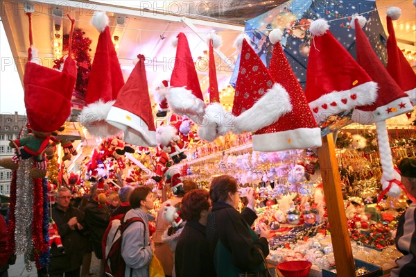 France, alsace, bas rhin, strasbourg, marche de Noel 2006, festivites, decor, sapin, boules, guirlandes, arbre de noel, commerce, ambiance, hiver, vin chaud, fete, tradition,