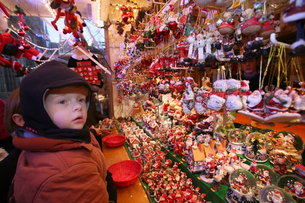 France, alsace, bas rhin, strasbourg, enfant, personnage ok, marche de Noel 2006, festivites, decor, sapin, boules, guirlandes, arbre de noel, commerce, ambiance, hiver, vin chaud, fete, tradition,