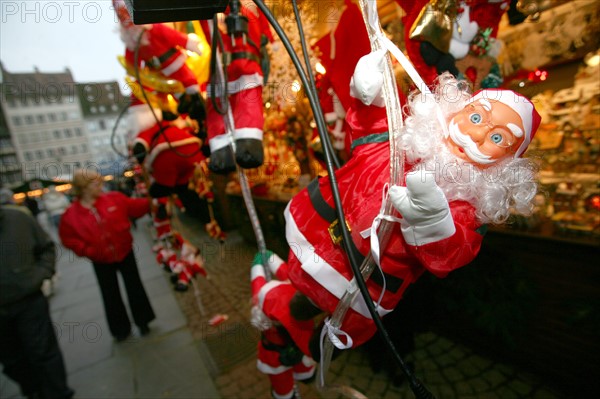 France, alsace, bas rhin, strasbourg, marche de Noel 2006, festivites, decor, sapin, boules, guirlandes, arbre de noel, commerce, ambiance, hiver, vin chaud, fete, tradition,