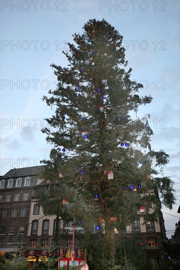 France, alsace, bas rhin, strasbourg, marche de Noel 2006, festivites, decor, sapin, boules, guirlandes, arbre de noel, commerce, ambiance, hiver, fete, tradition,