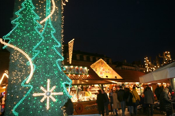 France, alsace, bas rhin, strasbourg, marche de Noel 2006, festivites, decor, sapin, boules, guirlandes, arbre de noel, commerce, ambiance, hiver, fete, tradition,