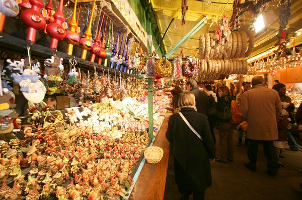 France, alsace, bas rhin, strasbourg, marche de Noel 2006, festivites, decor, sapin, boules, guirlandes, arbre de noel, commerce, ambiance, hiver, fete, tradition,