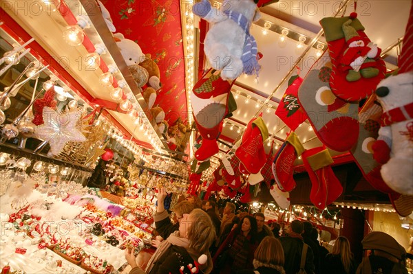 France, alsace, bas rhin, strasbourg, marche de Noel 2006, festivites, decor, sapin, boules, guirlandes, arbre de noel, commerce, ambiance, hiver, vin chaud, fete, tradition,