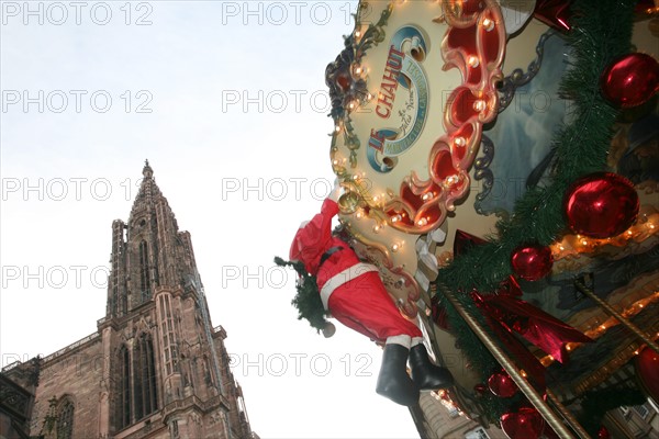 France, alsace, bas rhin, strasbourg, cathedrale, manege, carrousel, marche de Noel 2006, festivites, decor, sapin, boules, guirlandes, arbre de noel, commerce, ambiance, hiver, fete, tradition,