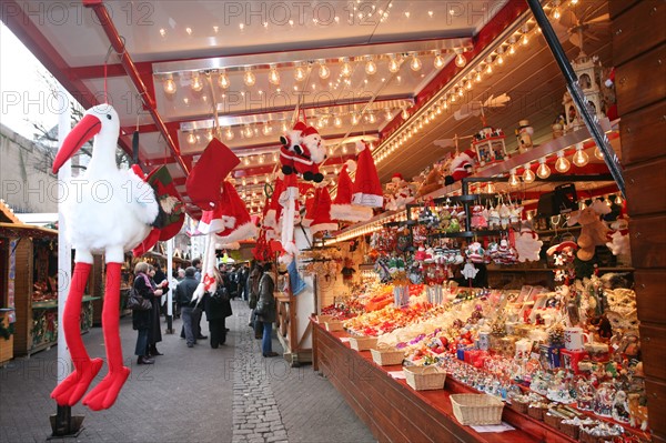 France, alsace, bas rhin, strasbourg, marche de Noel 2006, festivites, decor, sapin, boules, guirlandes, arbre de noel, commerce, ambiance, hiver, vin chaud, fete, tradition,