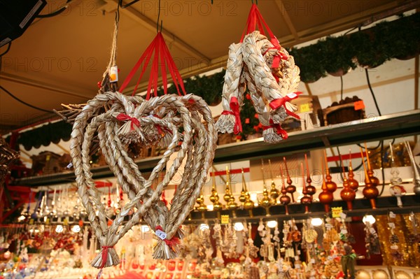 France, alsace, bas rhin, strasbourg, marche de Noel 2006, festivites, decor, sapin, boules, guirlandes, arbre de noel, commerce, ambiance, hiver, vin chaud, fete, tradition,