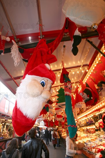 France, alsace, bas rhin, strasbourg, marche de Noel 2006, festivites, decor, sapin, boules, guirlandes, arbre de noel, commerce, ambiance, hiver, vin chaud, fete, tradition,