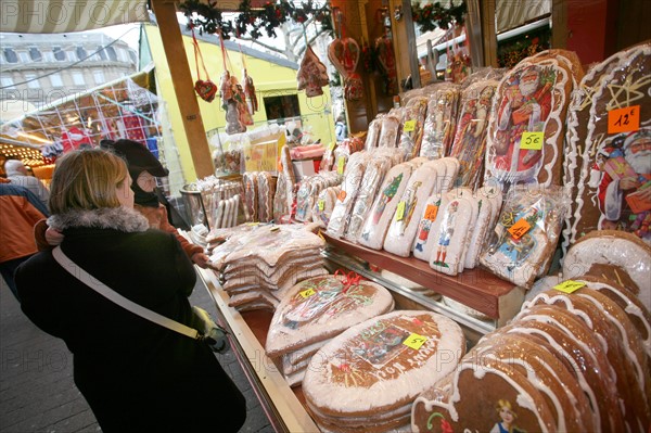 France, alsace, bas rhin, strasbourg, marche de Noel 2006, festivites, decor, sapin, boules, guirlandes, arbre de noel, commerce, ambiance, hiver, vin chaud, fete, tradition,