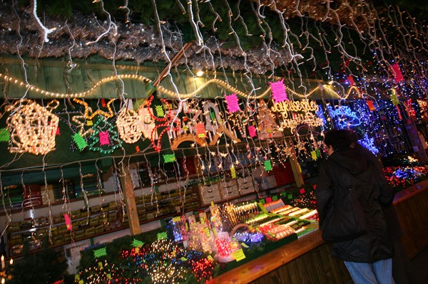 France, alsace, bas rhin, strasbourg, marche de Noel 2006, festivites, decor, sapin, boules, guirlandes, arbre de noel, commerce, ambiance, hiver, vin chaud, fete, tradition,