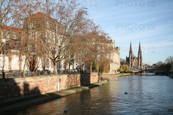 France, alsace, bas rhin, strasbourg, croisiere fluviale sur l'Ill pendant la periode des marches de noel, maisons sur les quais, habitat traditionnel, pres du palais de rohan, eglise,