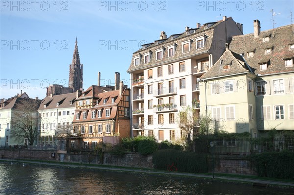 France, alsace, bas rhin, strasbourg, croisiere fluviale sur l'Ill pendant la periode des marches de noel, maisons sur les quais, habitat