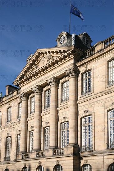 France, alsace, bas rhin, strasbourg, croisiere fluviale sur l'Ill pendant la periode des marches de noel, maisons sur les quais, habitat traditionnel, palais de rohan, portique, colonnes,