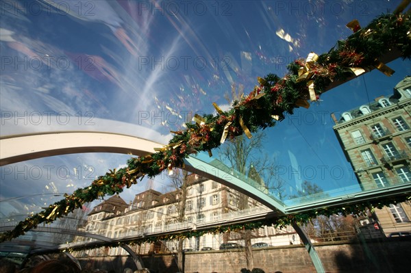 France, alsace, bas rhin, strasbourg, croisiere fluviale sur l'Ill pendant la periode des marches de noel, maisons sur les quais, habitat traditionnel, la petite france,