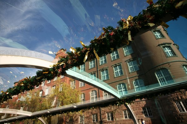 France, alsace, bas rhin, strasbourg, croisiere fluviale sur l'Ill pendant la periode des marches de noel, maisons sur les quais, habitat traditionnel, la petite france,