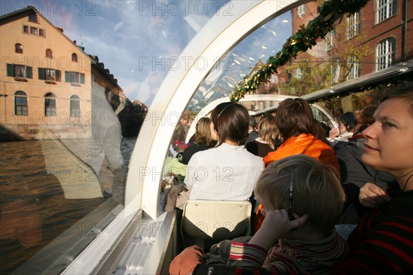 France, alsace, bas rhin, strasbourg, croisiere fluviale sur l'Ill pendant la periode des marches de noel, maisons sur les quais, habitat traditionnel, la petite france,