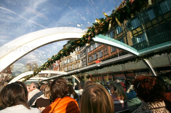 France, alsace, bas rhin, strasbourg, croisiere fluviale sur l'Ill pendant la periode des marches de noel, maisons sur les quais, habitat traditionnel, la petite france,